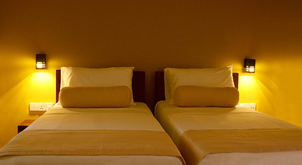 Inlak Garden Hotel Negombo Szoba fotó